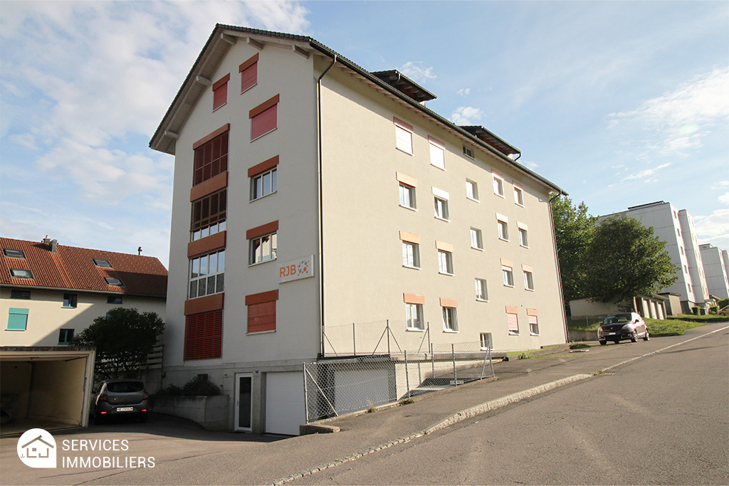 Mehrfamilienhaus an einer ruhigen Straße