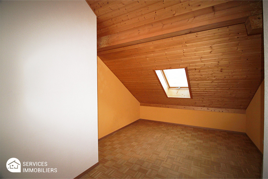 Dachzimmer mit Holzdecke und Dachfenster
