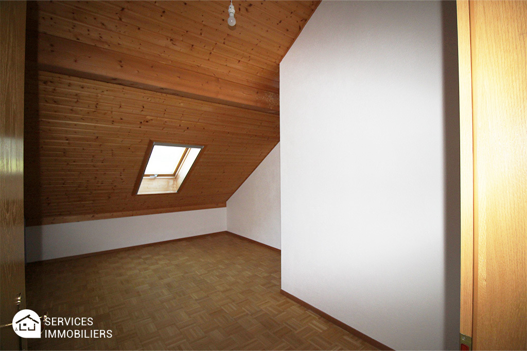 Dachzimmer mit Holzdecke