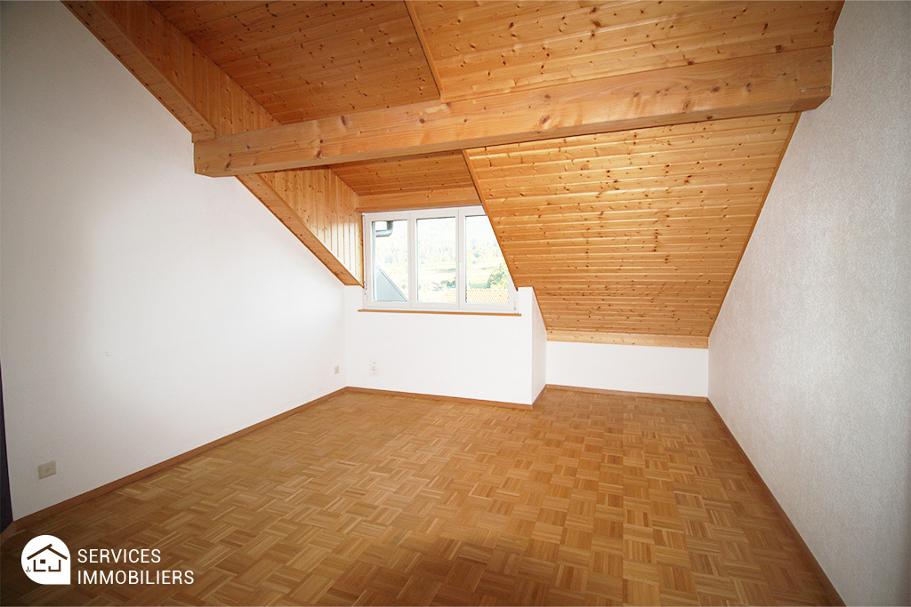 Leerer Dachraum mit Holzdecke