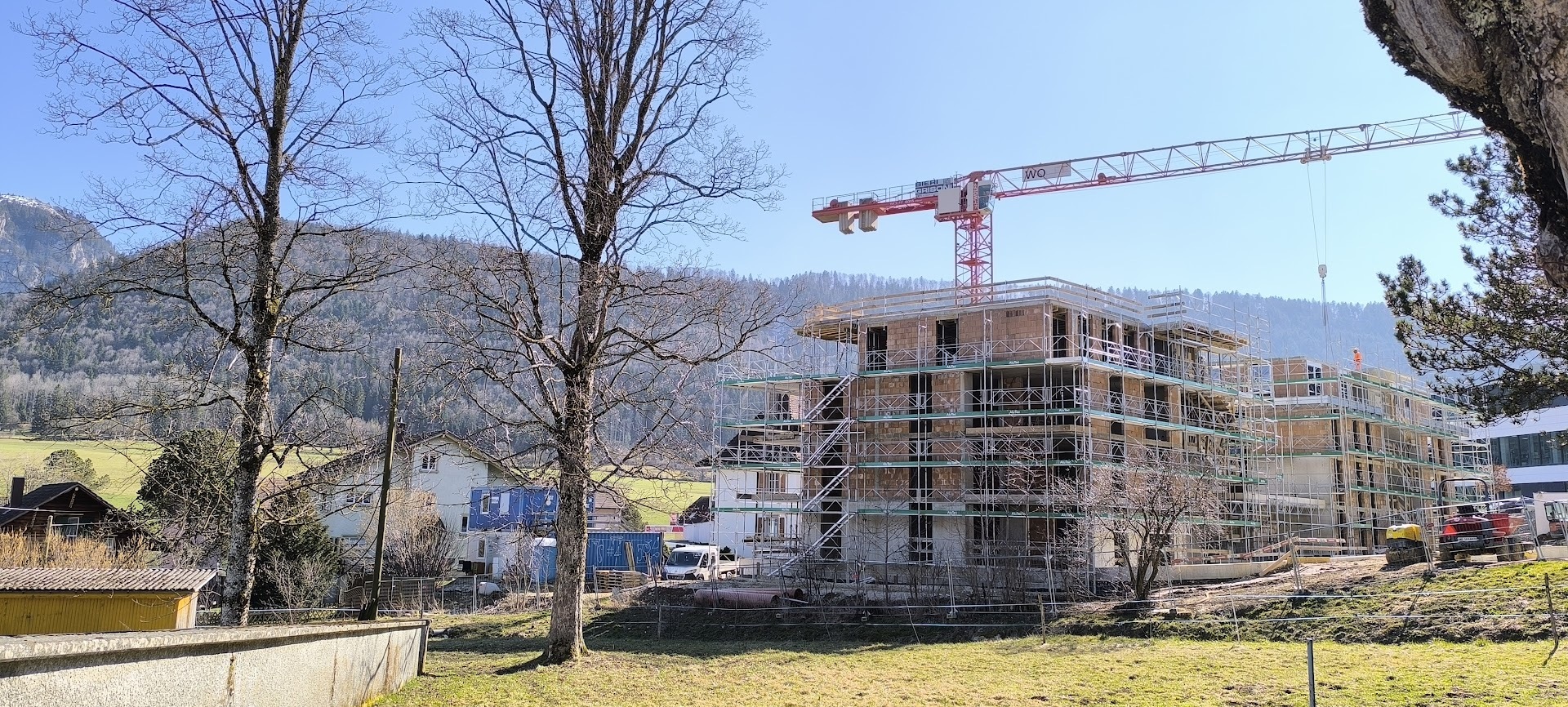 Baustelle mit Baukran in alpiner Umgebung
