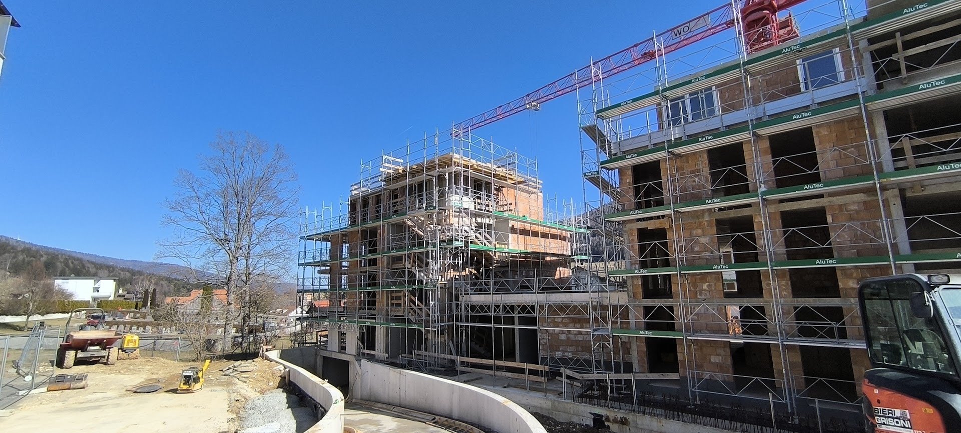 Baustelle mit Mehrfamilienhaus im Rohbau