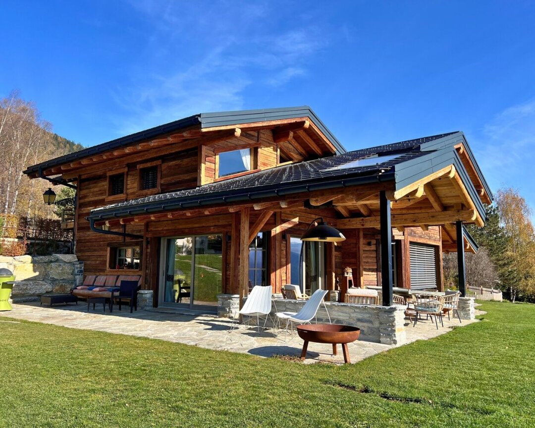 Holzchalet mit Terrasse