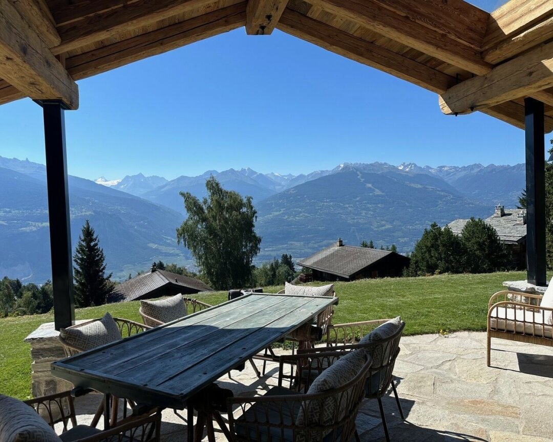 Alpen-Terrasse mit Bergpanorama