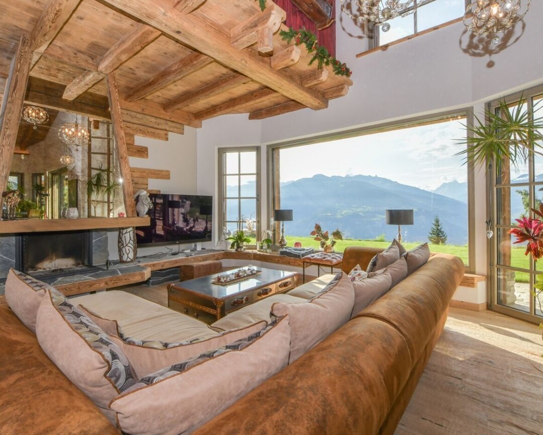 Gemütliches Wohninterieur mit Bergblick