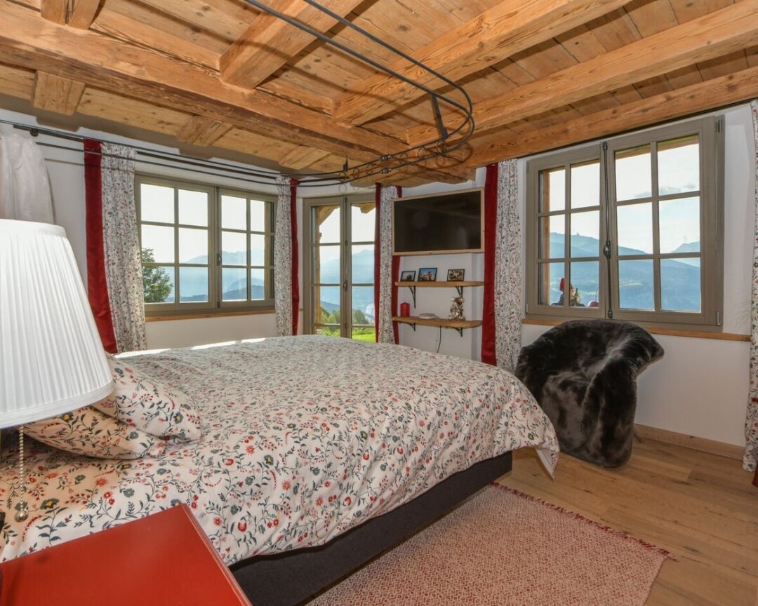 Gemütliches Schlafzimmer mit Bergblick