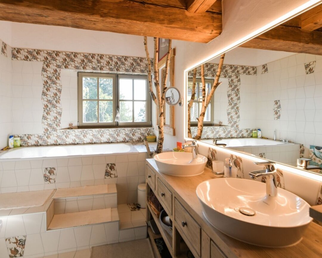 Rustikales Badezimmer mit Doppelwaschtisch und Badewanne