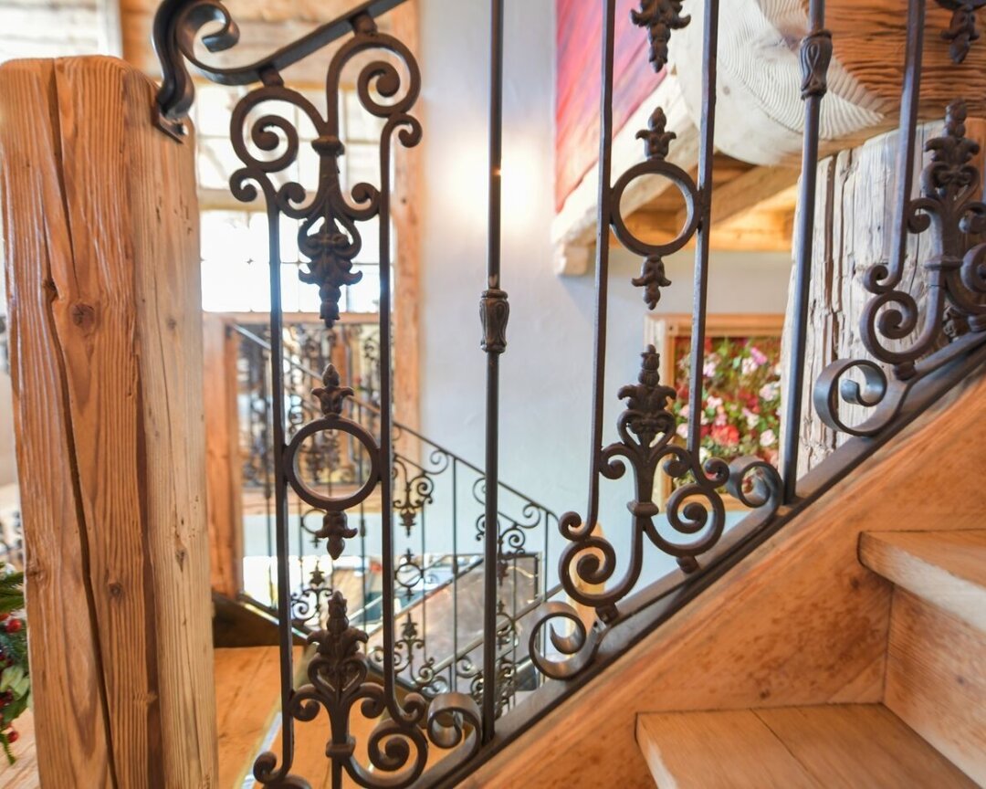 Treppenhaus mit kunstvollen Geländern