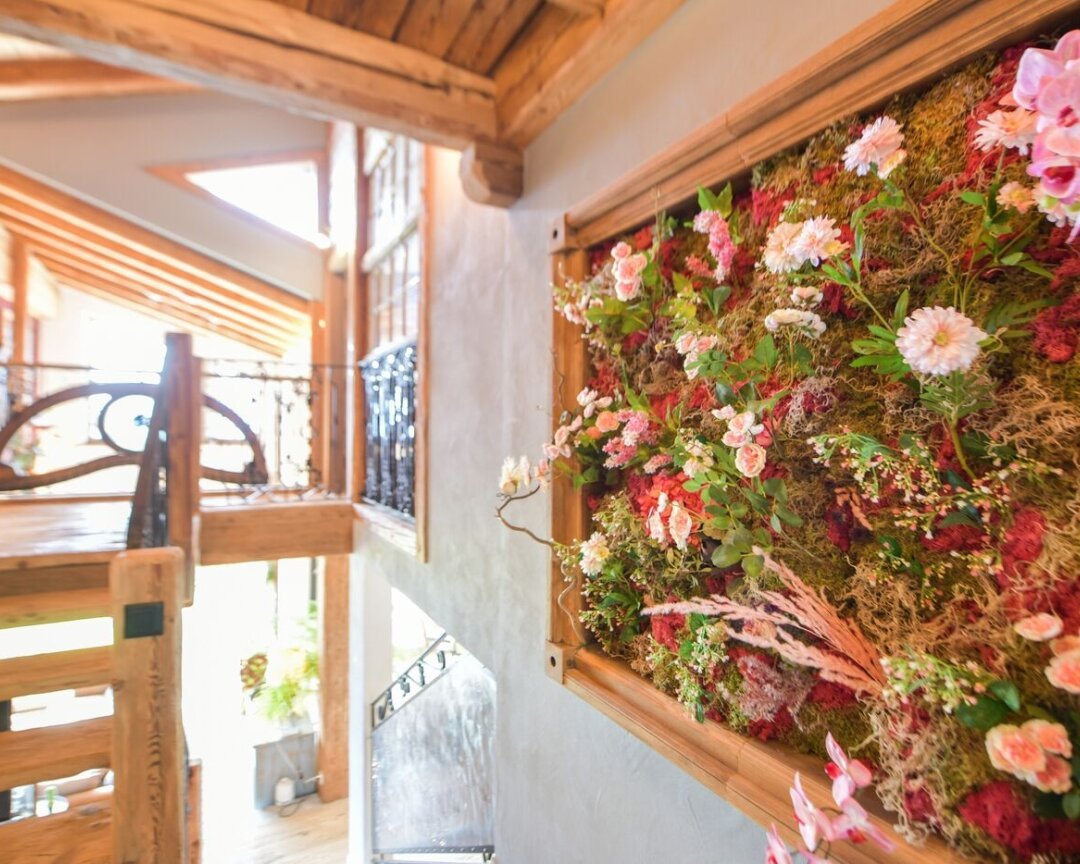 Holzgalerie mit Blumenwand