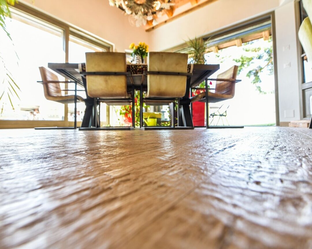Esszimmer mit großem Tisch und Gartenblick