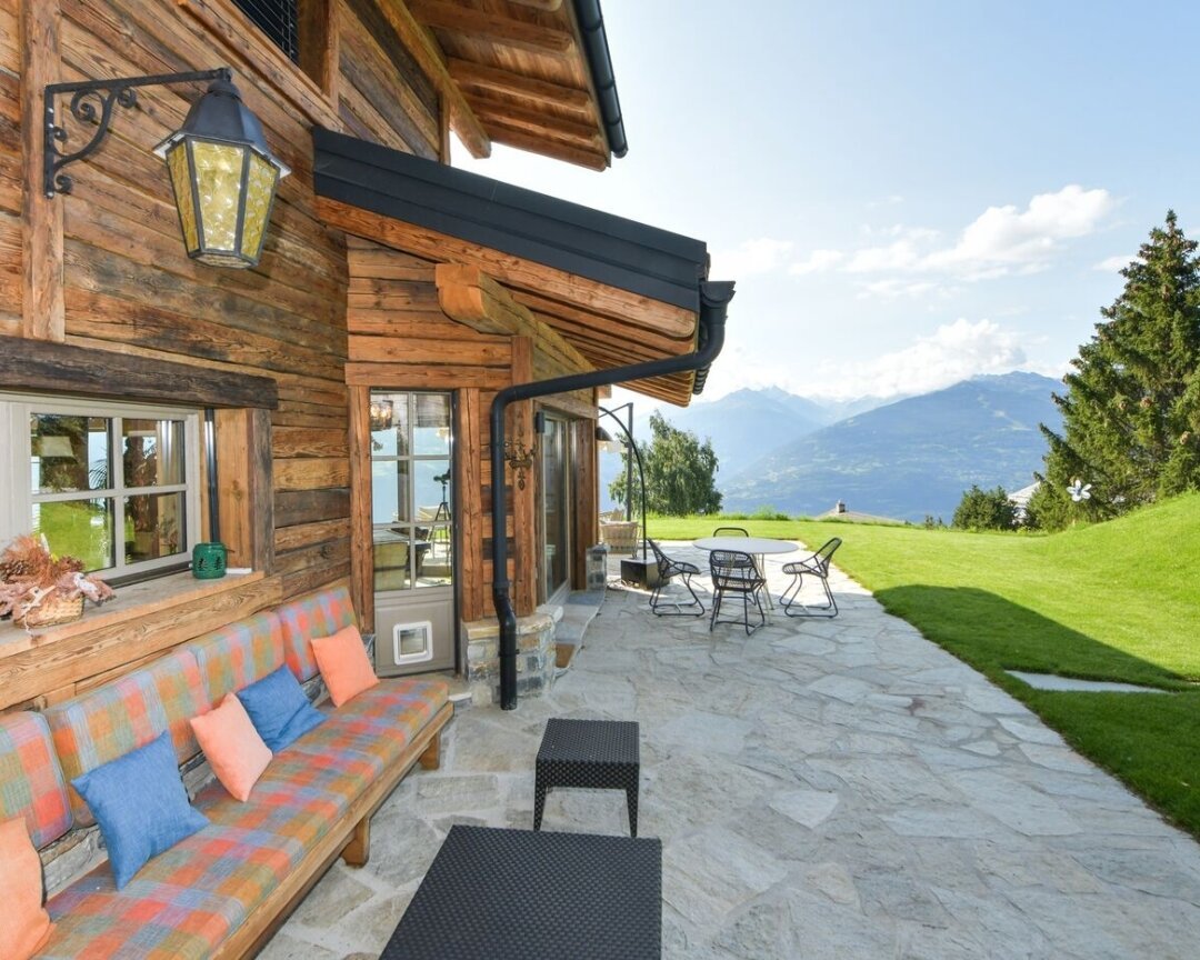 Alpenchalet mit Terrasse und Bergblick