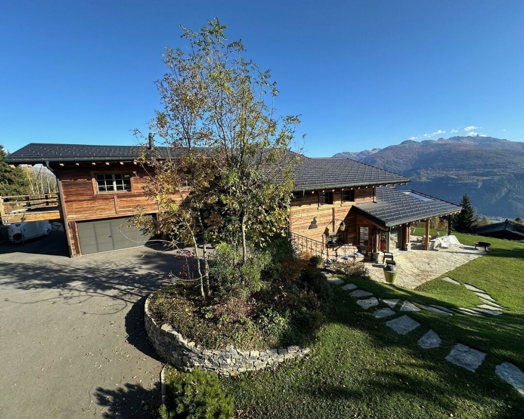 Holzhaus mit Bergpanorama