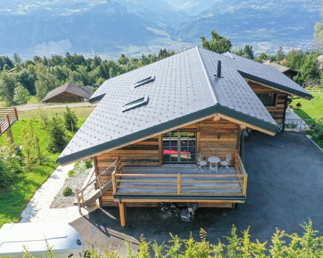 Berghaus mit Holzfassade und großem Satteldach