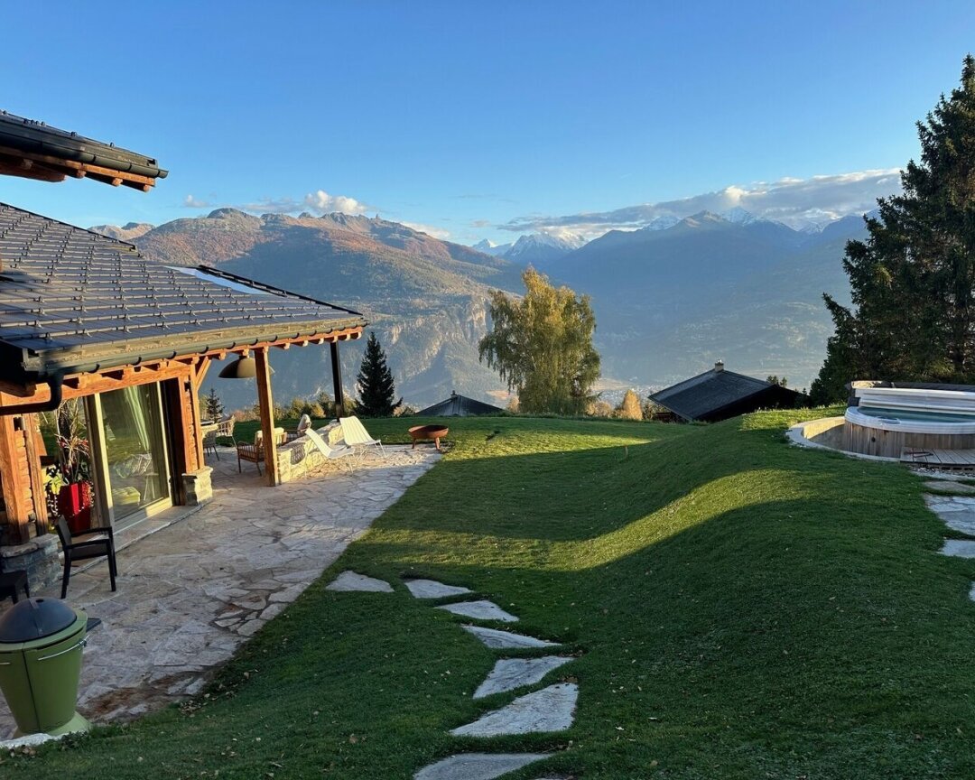 Alpenhaus mit Garten und Bergblick