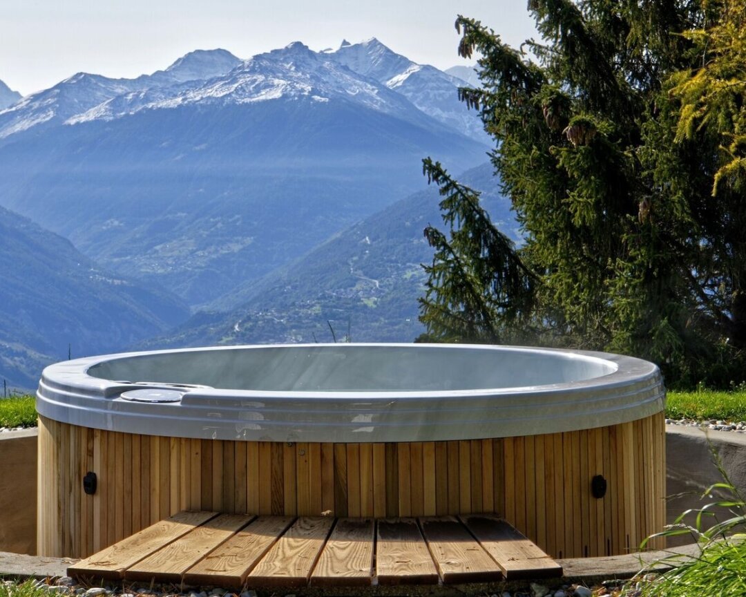 Außenansicht eines Whirlpools mit Bergpanorama