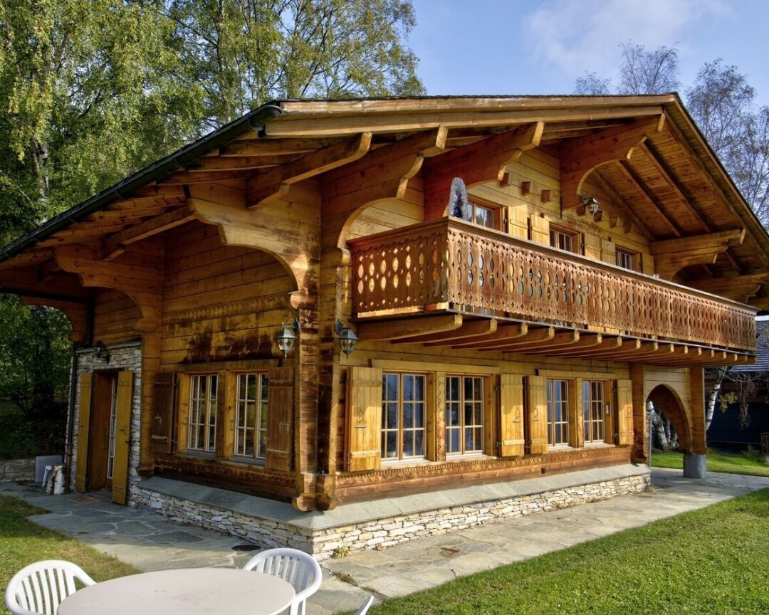 Holzchalet mit Balkon