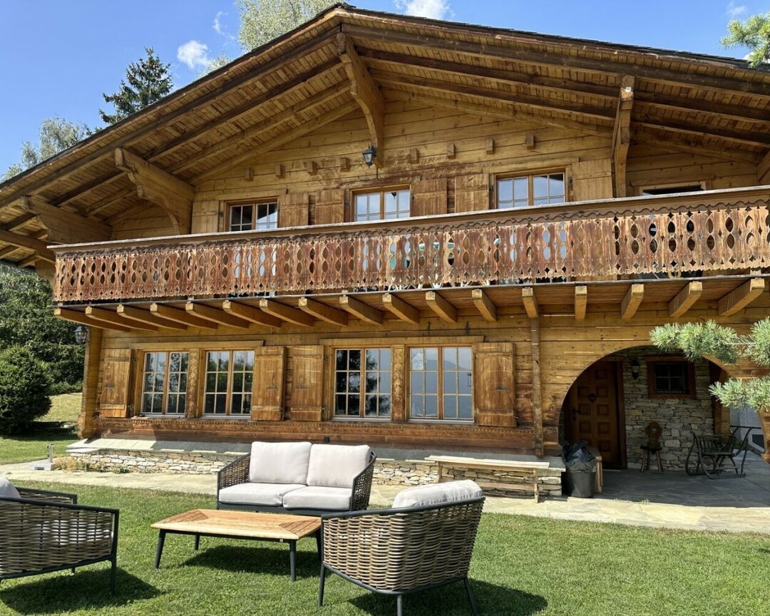 Alpines Holzchalet mit Balkon