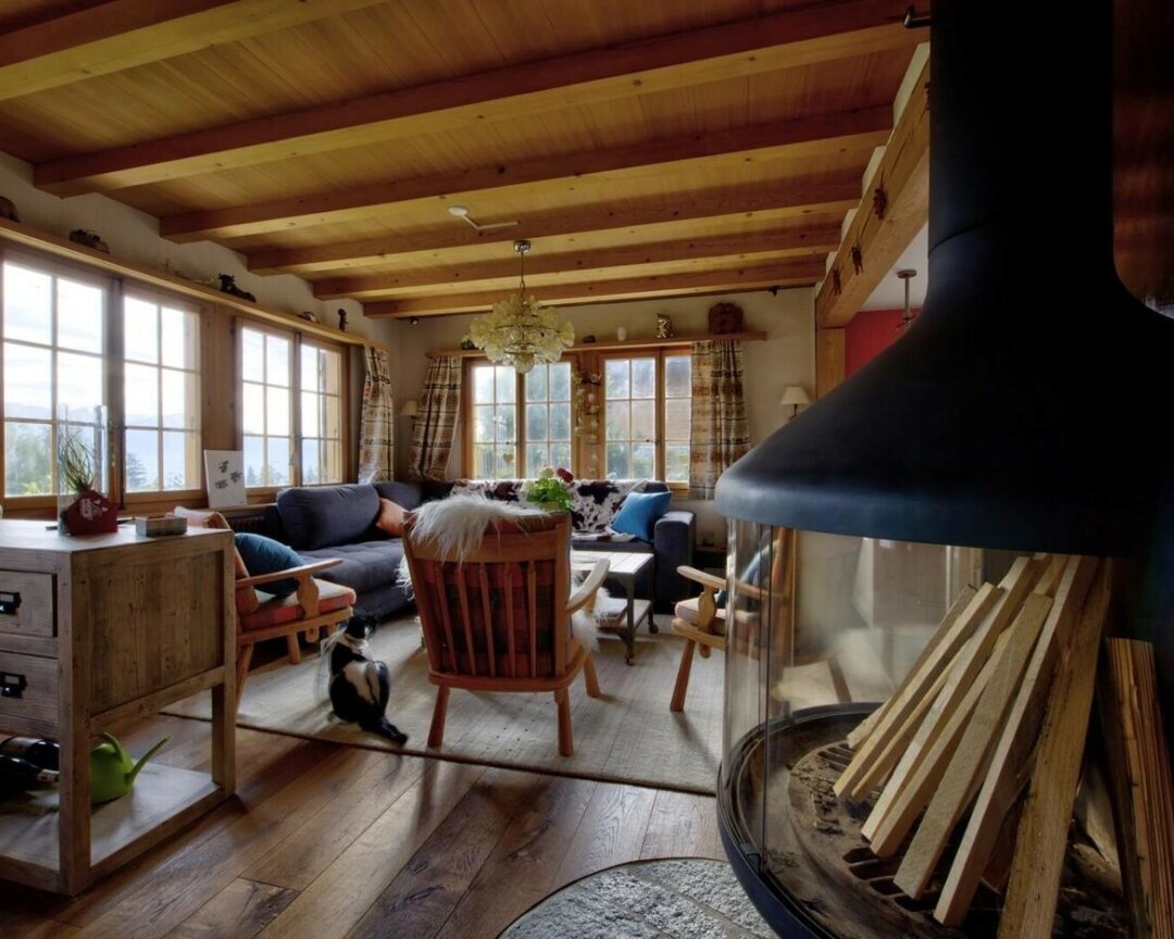 Gemütliches Chalet-Wohnzimmer mit Kamin