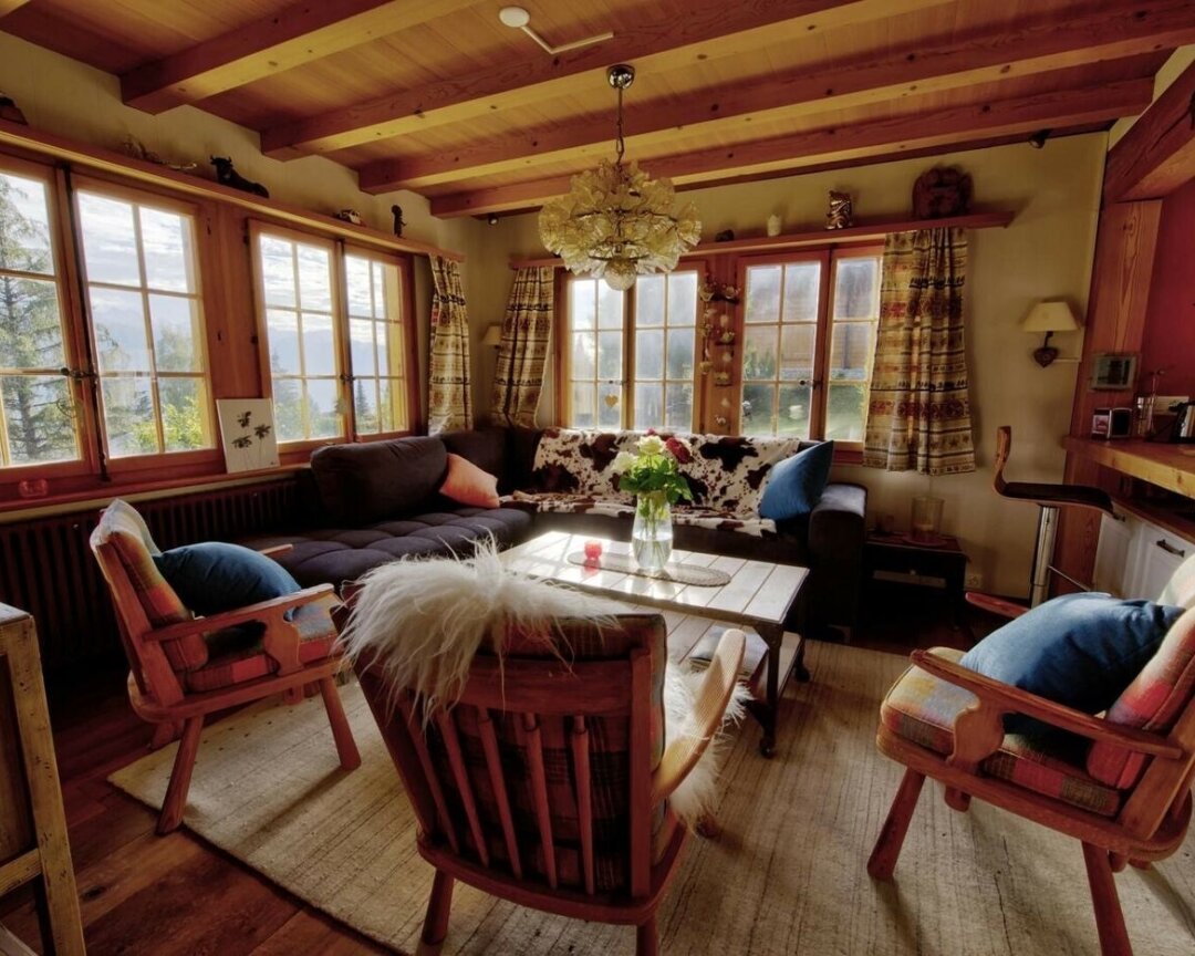 Gemütliches Chalet-Wohnzimmer mit Panoramafenstern