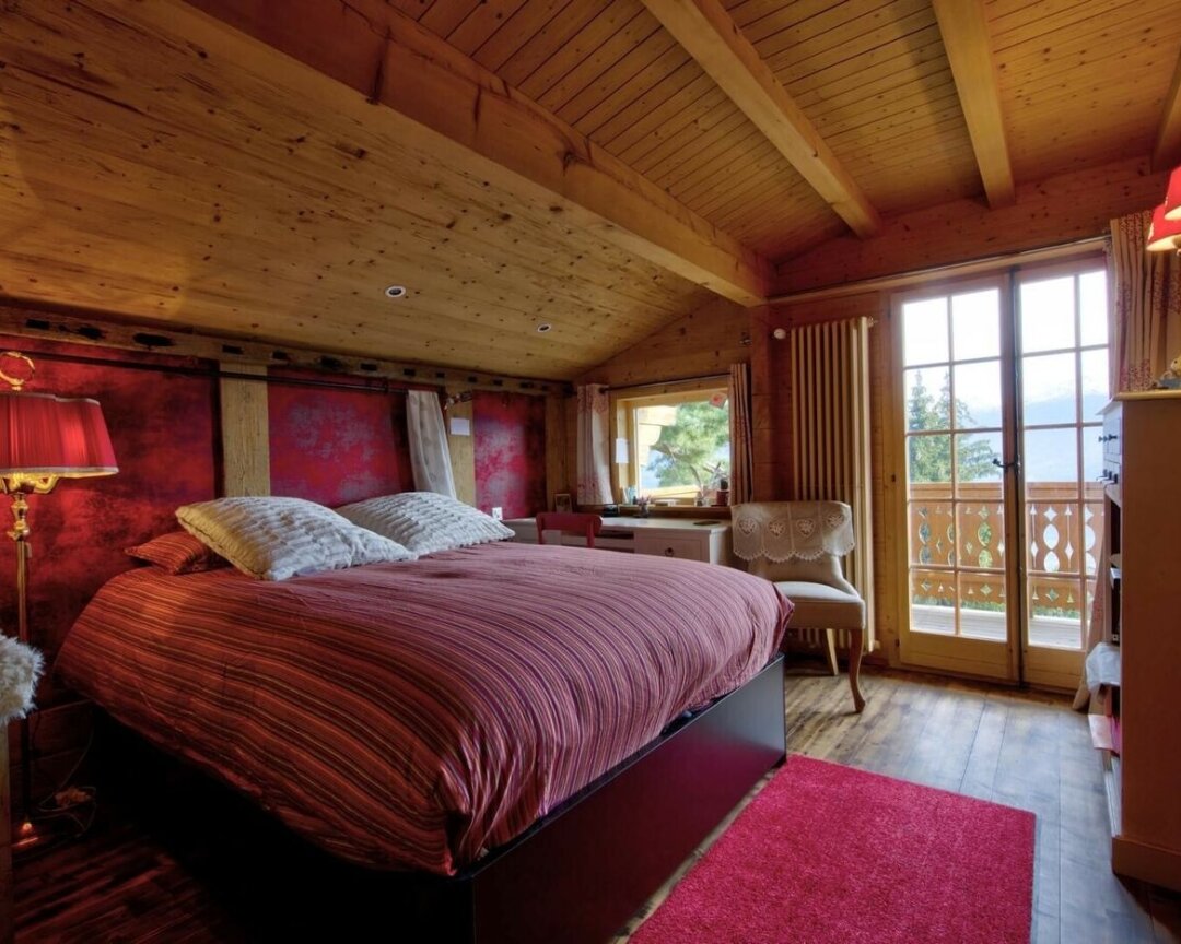 Rustikales Schlafzimmer mit Holzausbau