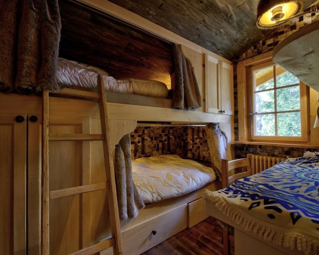 Gemütliches Holz-Schlafzimmer mit Etagenbett
