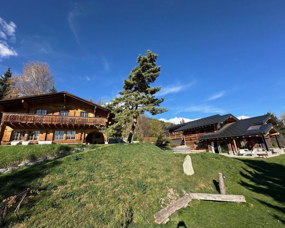 Alpen-Residenzen mit Holzbauten und Garten