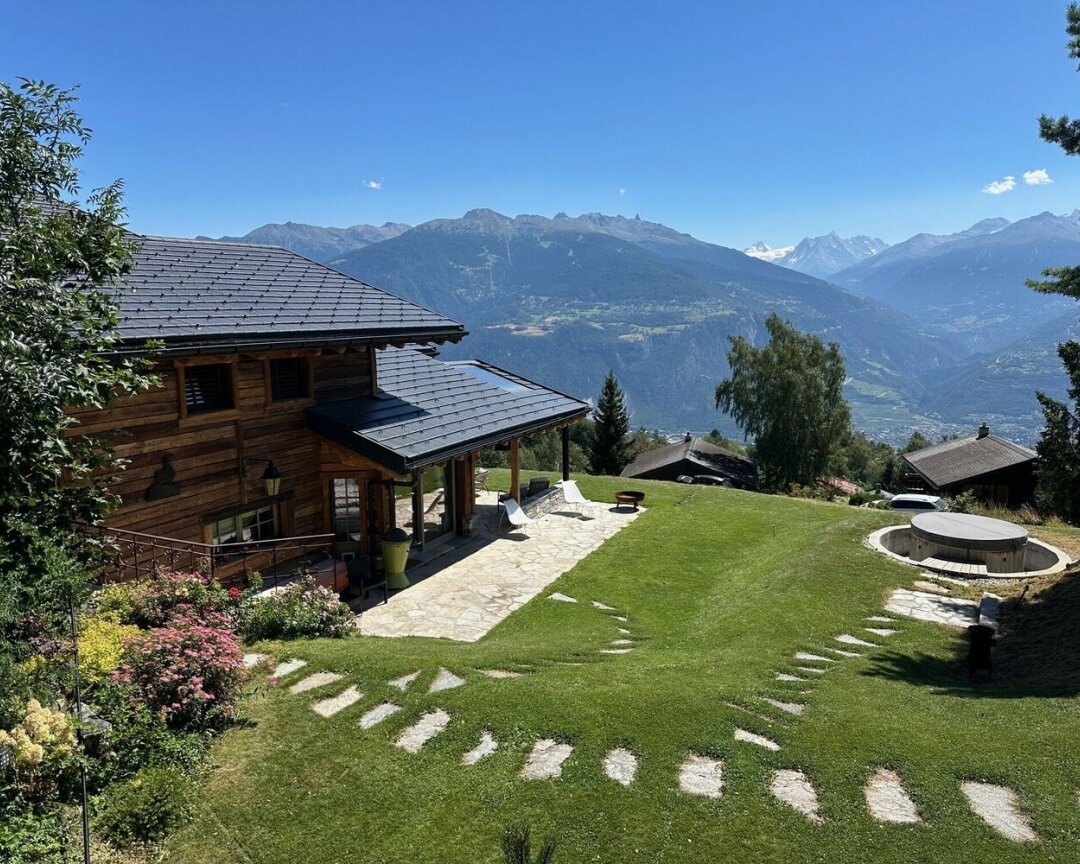 Alpenhaus mit Garten und Bergblick