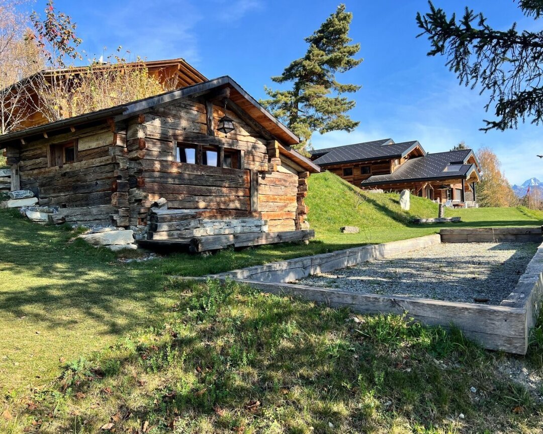 Rustikales Holzchalet in alpiner Lage