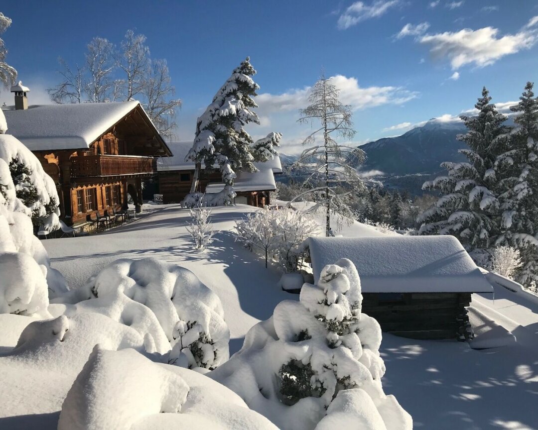 Verschneites Chalet mit Bergblick