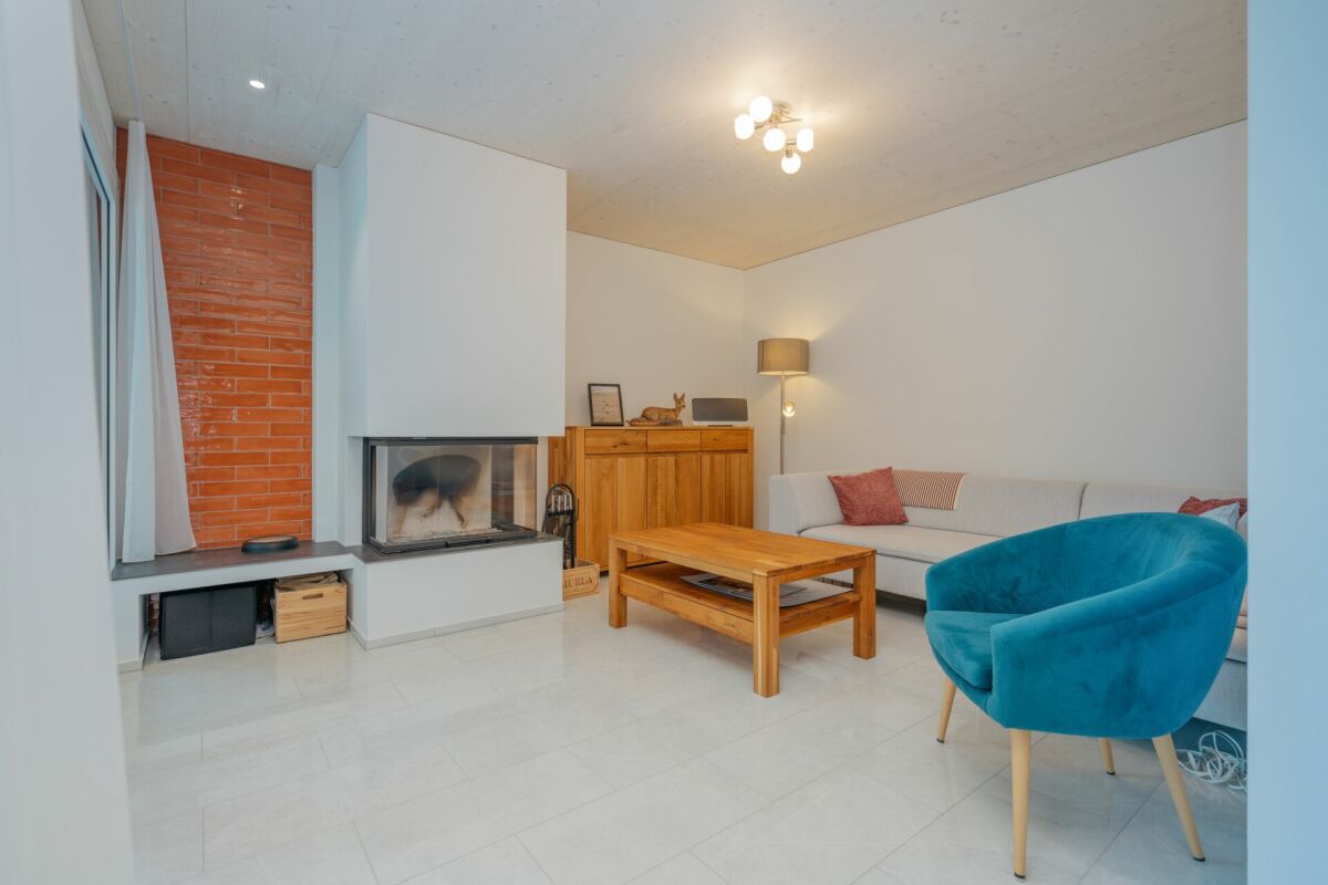Wohnzimmer mit Kamin und Sitzgruppe