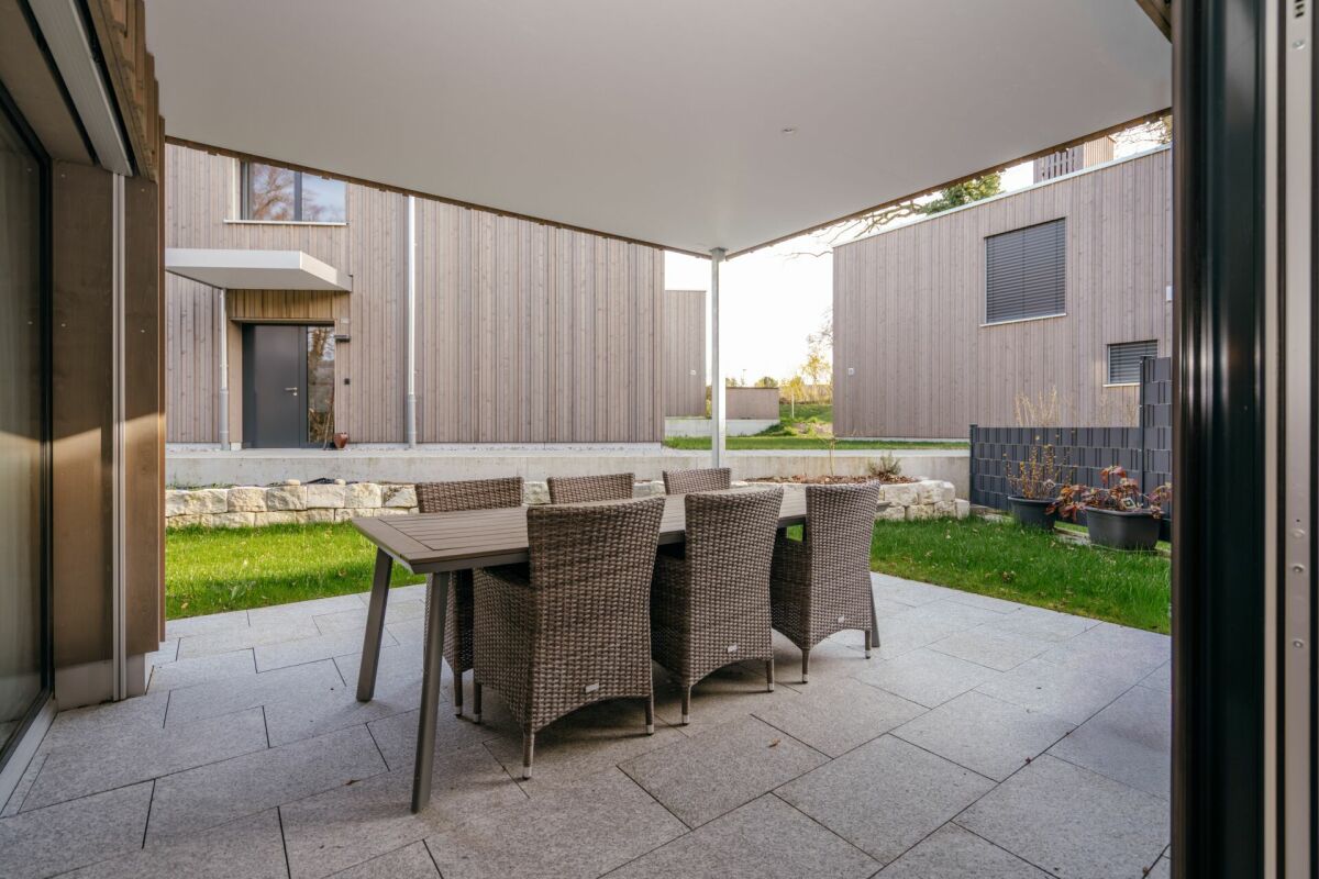 Moderner Patio mit Gartenmöbeln