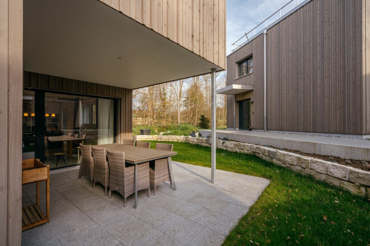 Überdachte Terrasse mit Gartenmöbeln