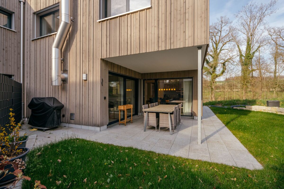 Moderne Holzterrasse an einem zeitgemäßen Wohnhaus