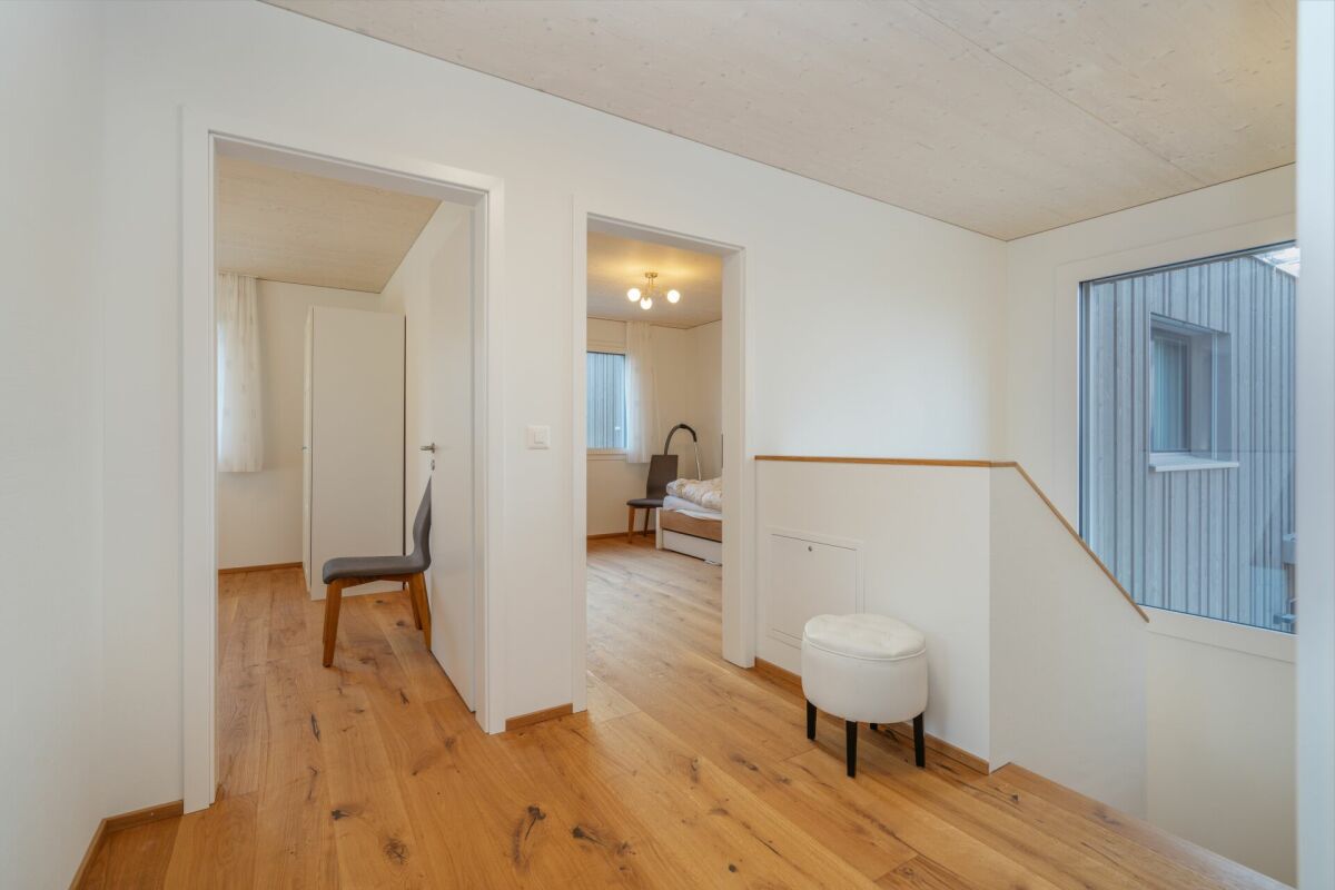 Heller Flur mit Blick in Nebenräume