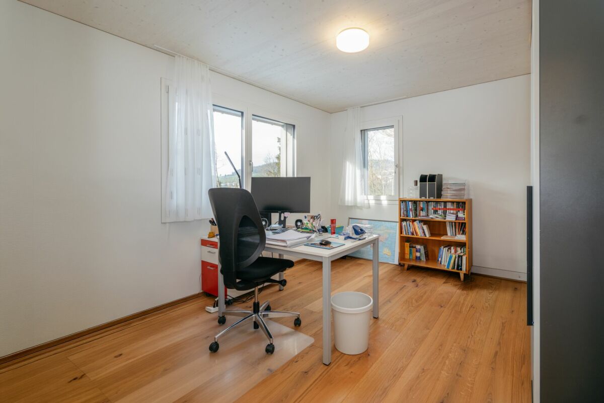 Arbeitszimmer mit Schreibtisch