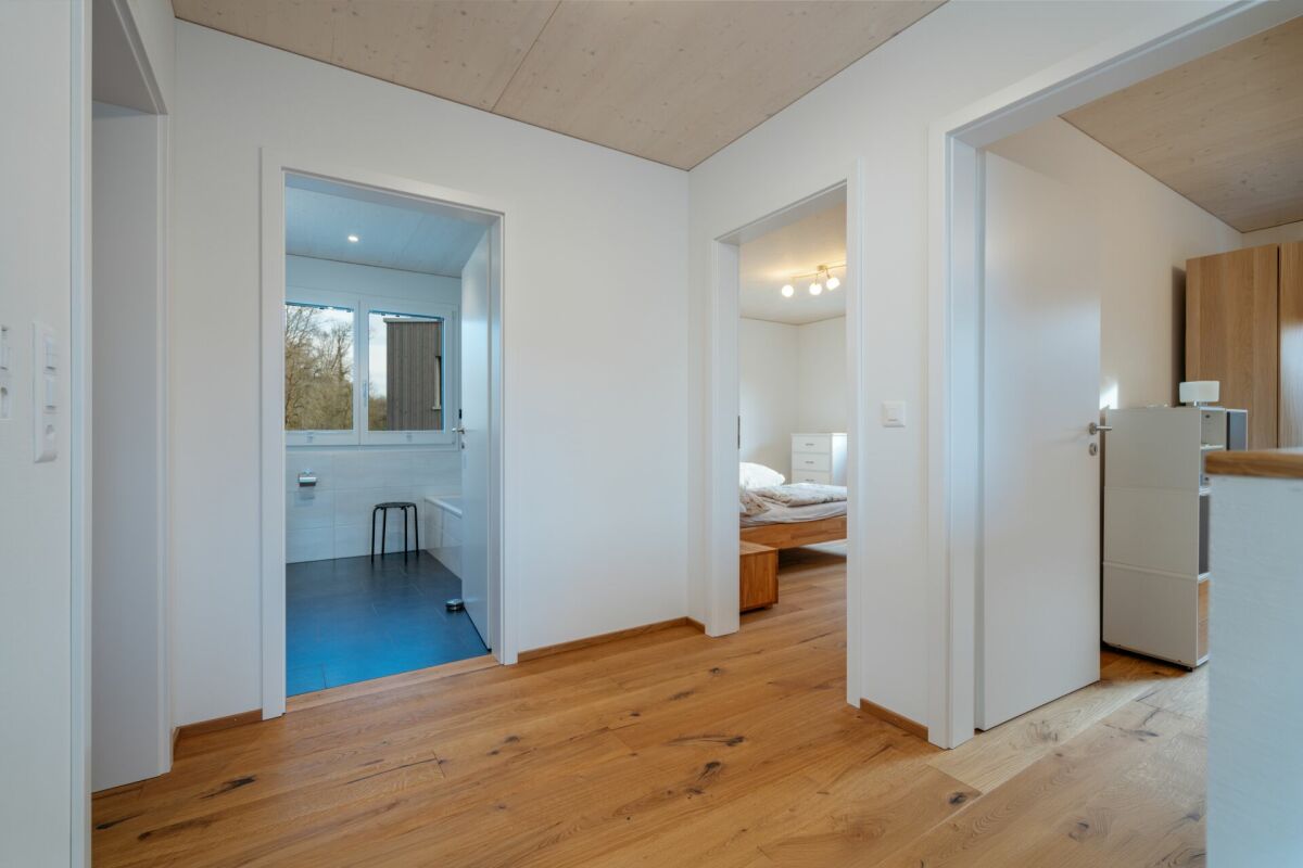 Flur mit Blick in Bad, Schlafzimmer und Küche