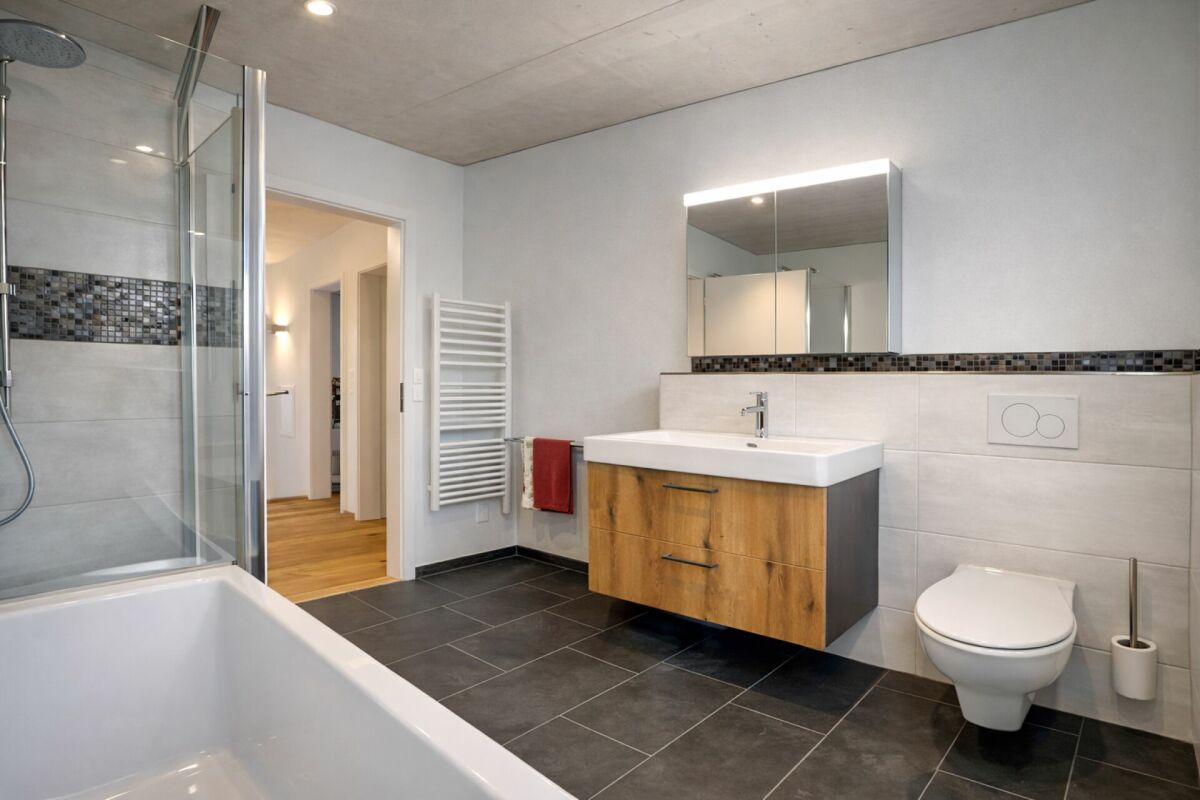 Modernes Badezimmer mit Badewanne und Waschtisch
