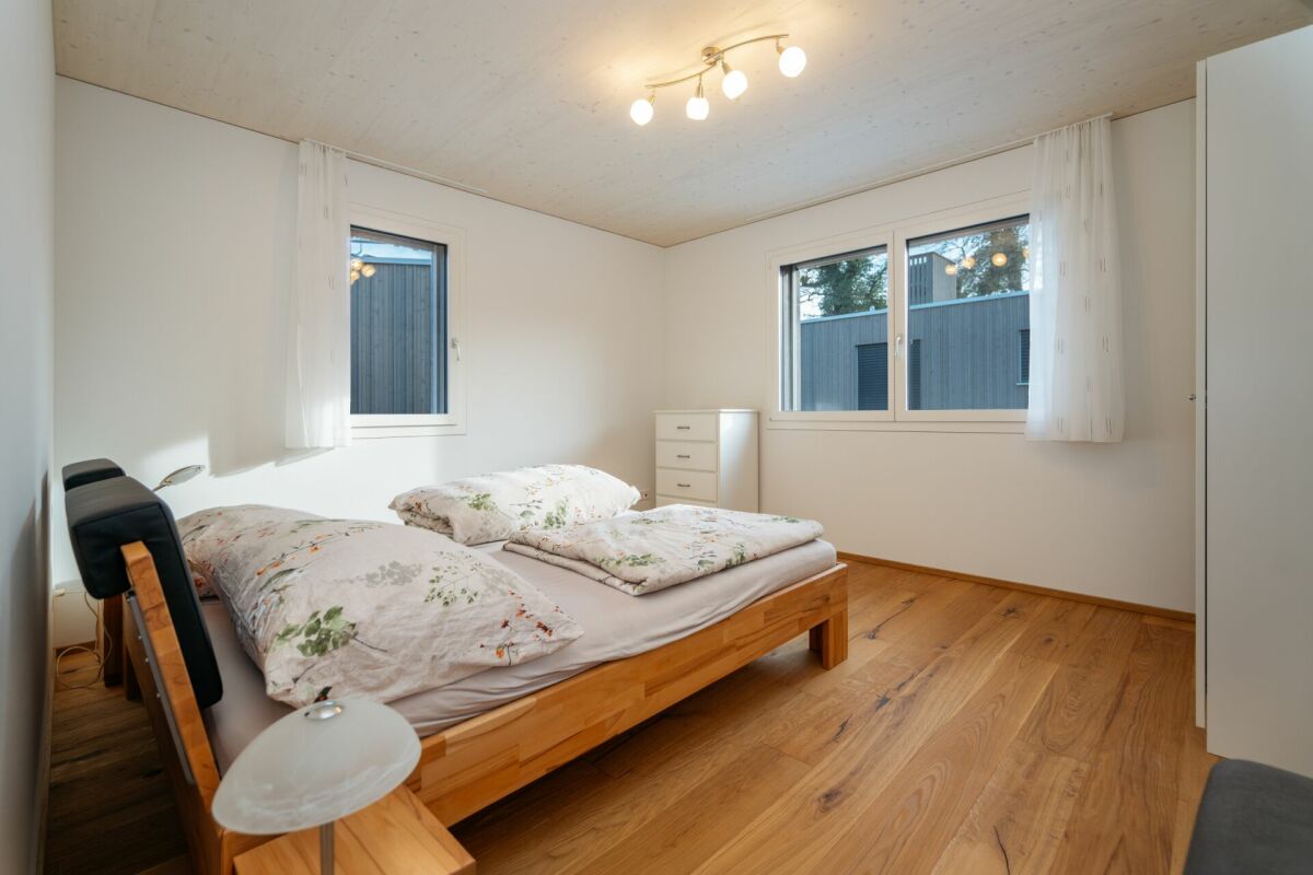Helles Schlafzimmer mit Holzboden