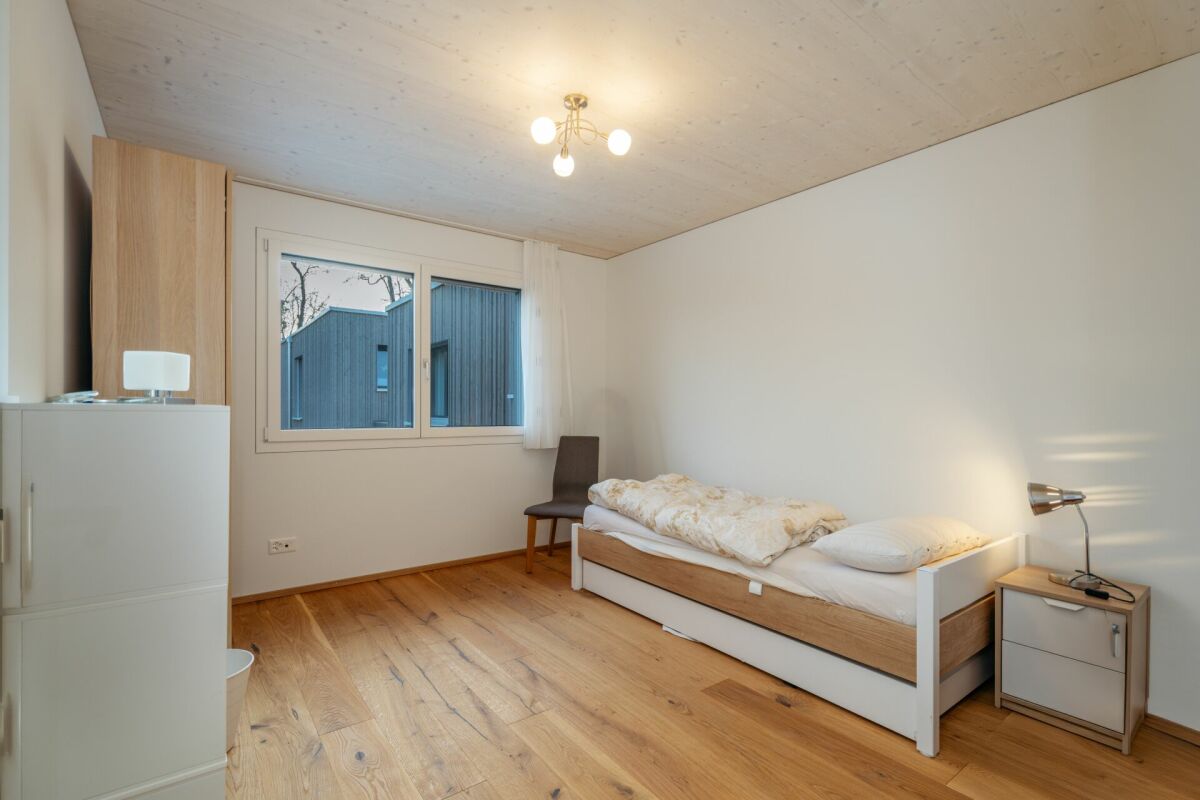Helles Schlafzimmer mit Einzelbett