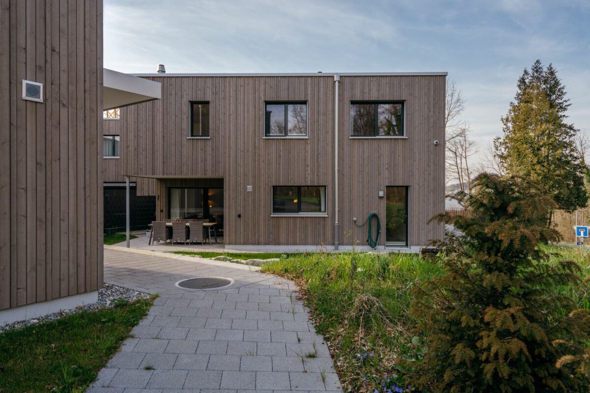 Moderne Holzfassade mit Gartenweg