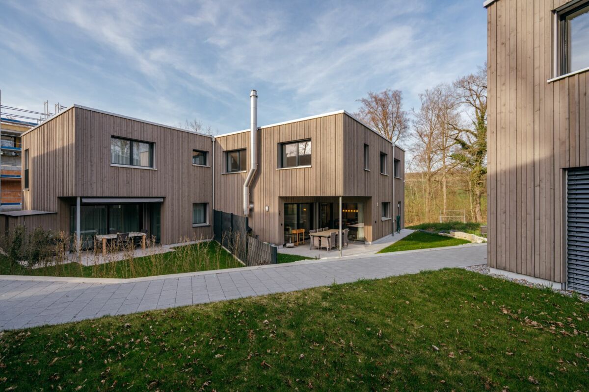 Moderne Holzfassaden mit Innenhof