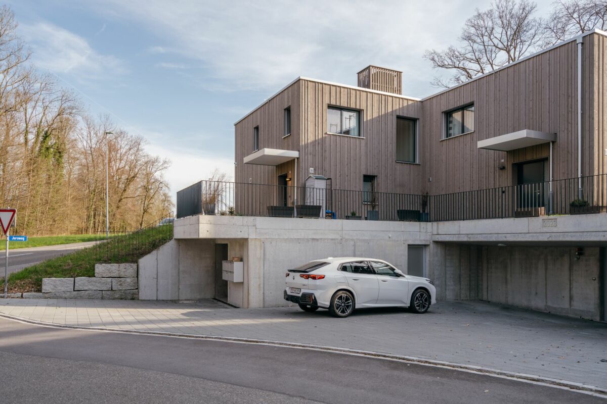 Modernes Wohnhaus mit Holzfassade und Carport