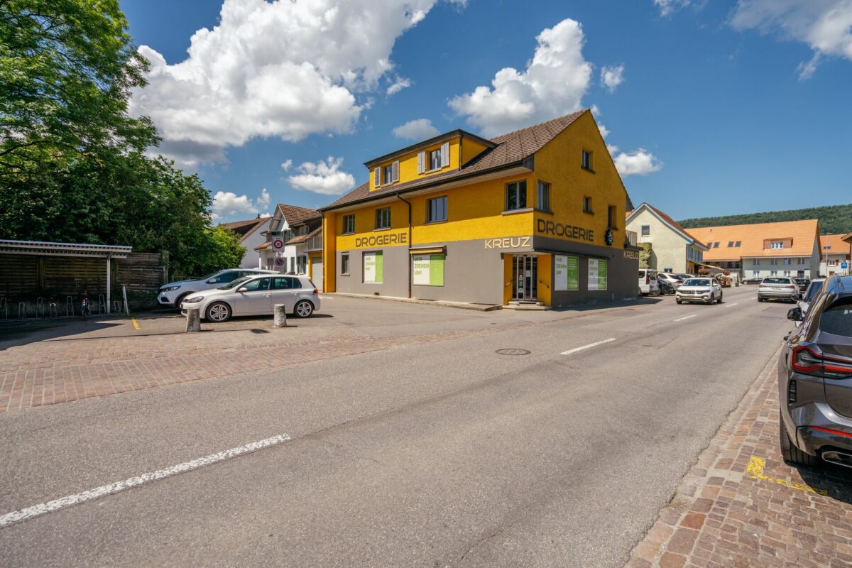 Straßenszene mit Drogeriegebäude