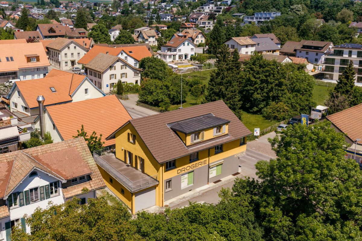 Luftaufnahme eines Wohn- und Geschäftsgebiets