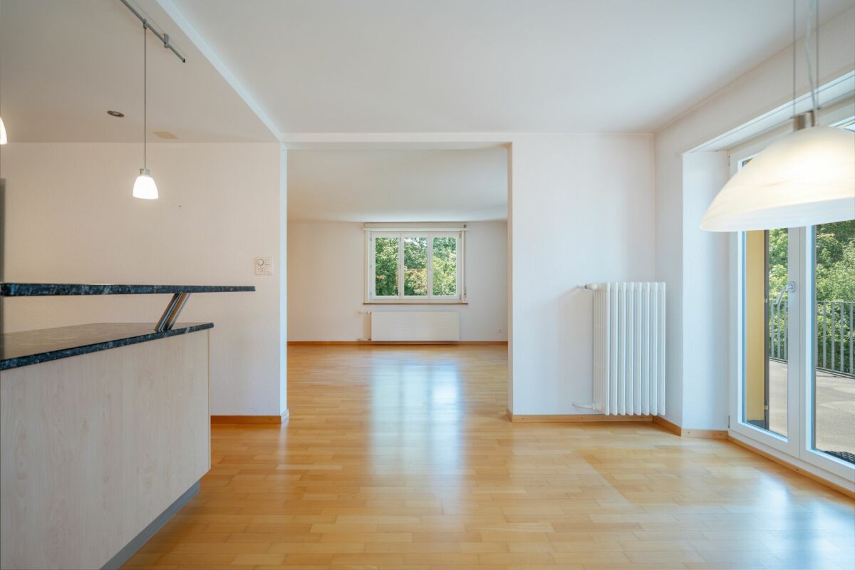 Heller Wohnbereich mit Zugang zum Balkon
