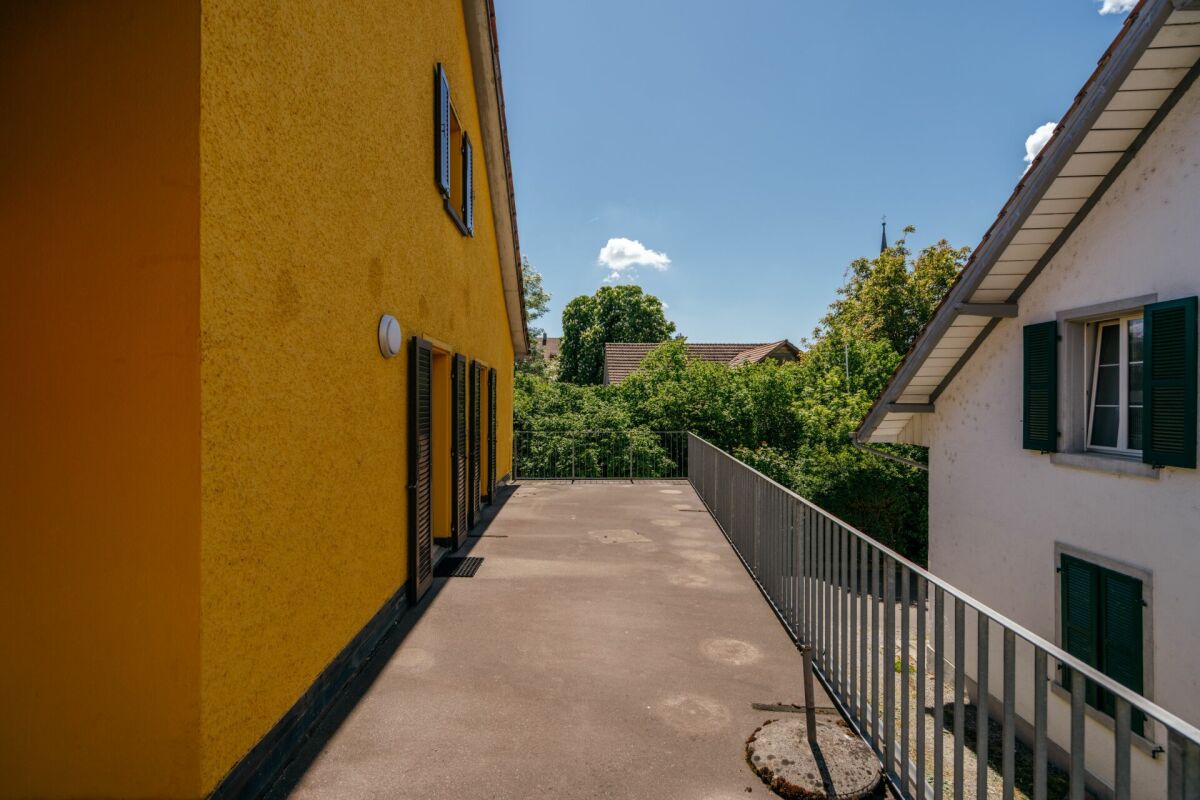 Balkon oder Dachterrasse zwischen zwei Gebäuden