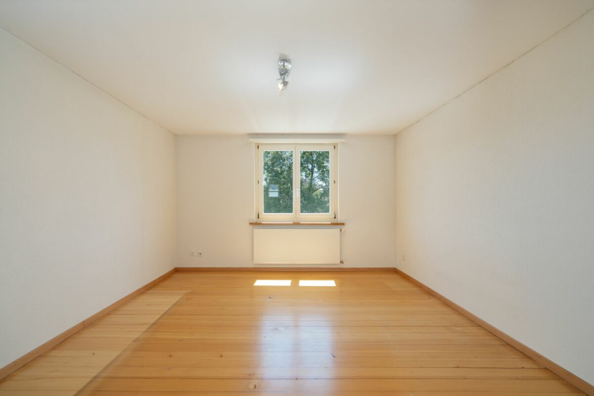 Leerer heller Raum mit Holzfußboden