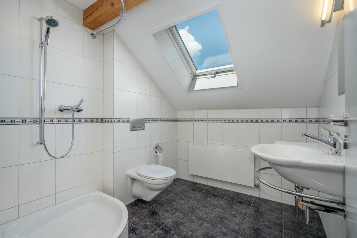 Helles Badezimmer mit Dachfenster