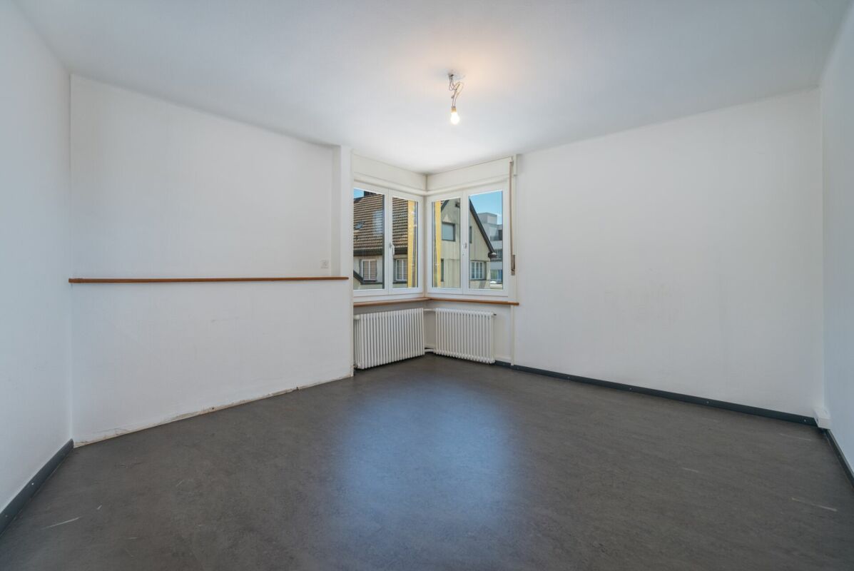 Leerer Wohnraum mit Eckfenster