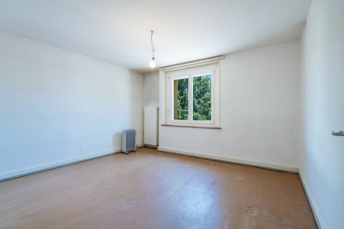 Leerer, schlichtes Zimmer mit Fenster